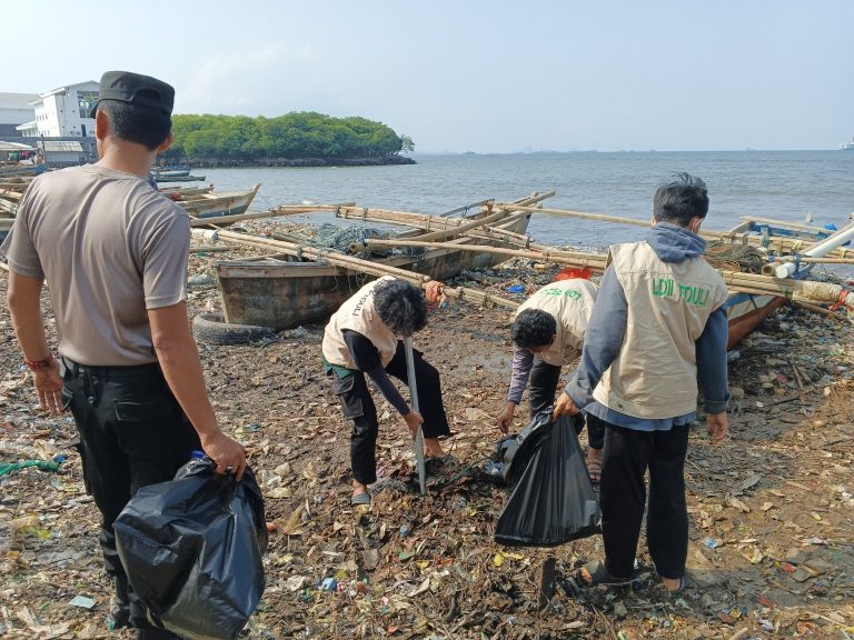 Polda Lampung Gandeng LDII dan Senkom Mitra Polri Bersihkan Pantai Sukaraja